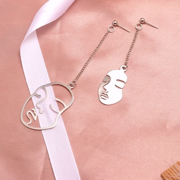 🆕 Fashion Face Mila Asymmetrical Dangle Drop Earrings - Picture 1 of 3